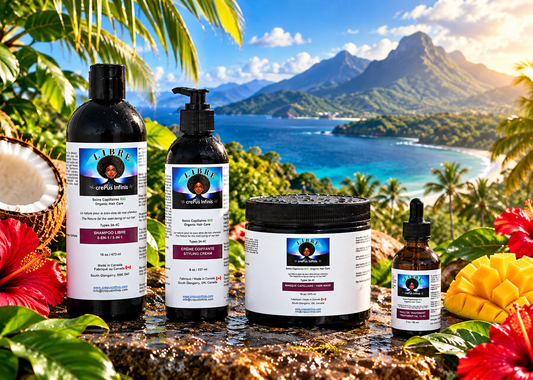Shampoo, crème coiffante, masque et huile LIBRE crePus Infinis devant une baie tropicale et des montagnes, avec noix de coco, mangue et hibiscus.