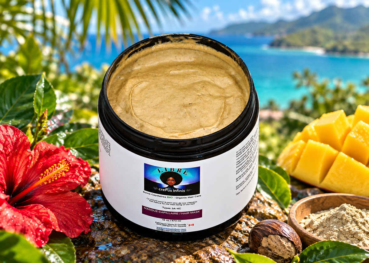 Pot ouvert de Masque LIBRE Capillaire crePus Infinis 473 ml, à la texture crémeuse, dans un décor tropical avec fleurs d’hibiscus.